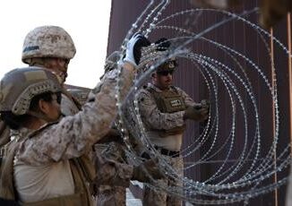 Usa 1.200 migranti arrestati in un giorno. Trump In catene assassini e signori droga