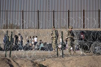 Usa, parte la stretta anti migranti: “Centinaia di arresti e deportazioni”