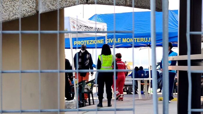 a vlcsnap-2025-01-23-19h35m13s200 Sbarcati a Olbia i migranti salvati dalla Ocean Viking