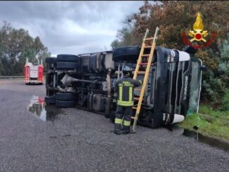 camion raccolta vetro ribaltato ad Arborea