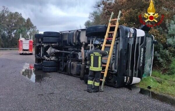 camion raccolta vetro ribaltato ad Arborea