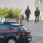 nell'immagine si vedono due carabinieri con la gazzella