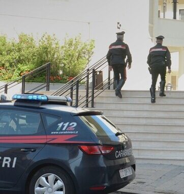 nell'immagine si vedono due carabinieri con la gazzella