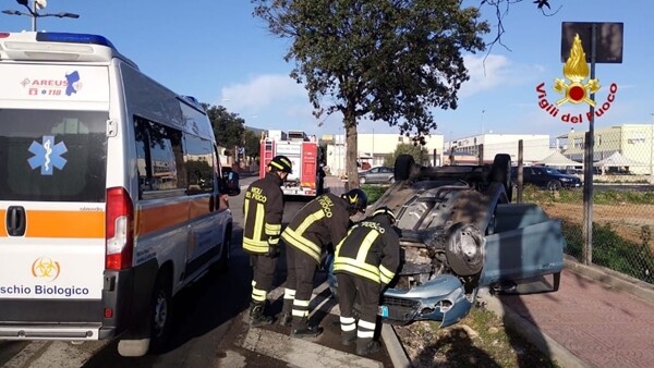 Capoterra, auto si ribalta sulla SP 91: 84enne soccorso dai Vigili del Fuoco 1 incidente stradale capoterra
