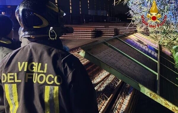 vigili del fuoco cancello caduto san sperate