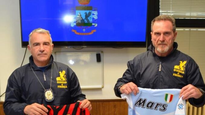 Sequestrate maglie “Vintage” contraffatte di club serie A anni ’80