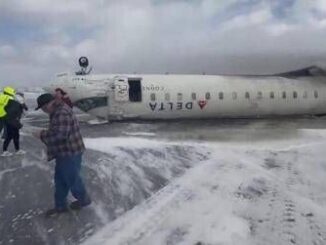 Aereo si ribalta in atterraggio incidente a Toronto Video