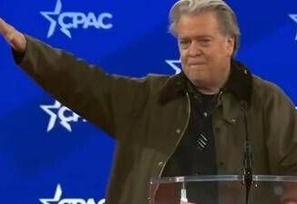 Bannon e il saluto con braccio teso bufera su saluto romano