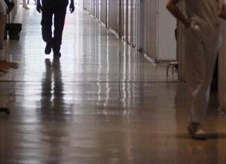 Brescia neonata morta dopo il parto 10 medici indagati uno si toglie la vita