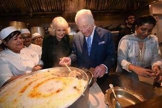 Carlo in cucina per beneficenza cosi Camilla rivendica la parita di genere nella famiglia reale