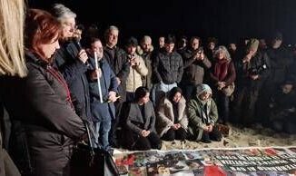 Due anni fa la strage di Cutro veglia in spiaggia per ricordare i 94 migranti morti