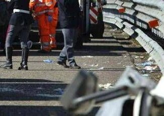 Ferrara scontro tra auto e bus di studenti morta donna ferita ragazza incinta
