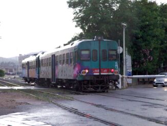 Treno al passaggio a livello di Olbia