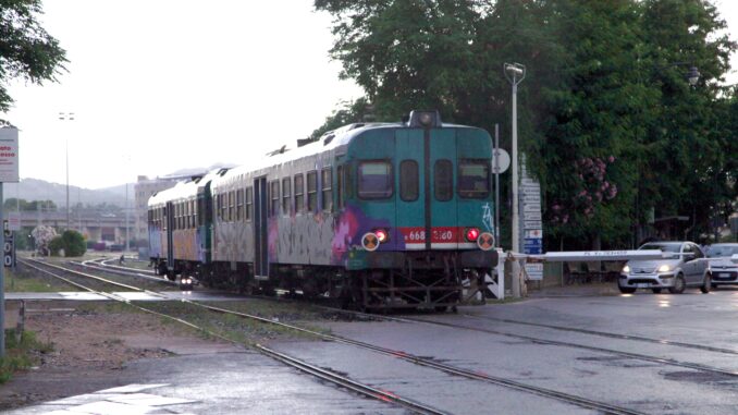 treno binari passaggio a livello Olbia Treno al passaggio a livello di Olbia
