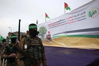Israele, Hamas riconsegna 4 corpi: “Ora Netanyahu negozi seconda fase tregua”