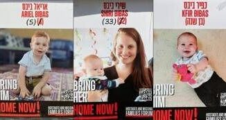 Israele corteo funebre per i Bibas folla per laddio a Shiri Ariel e Kfir