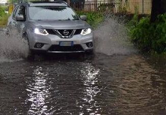 Maltempo Messina automobilista salvato da sindaco e assessore