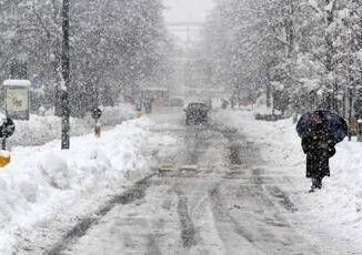 Meteo oggi con neve in collina e freddi venti di burrasca piu sole da domenica