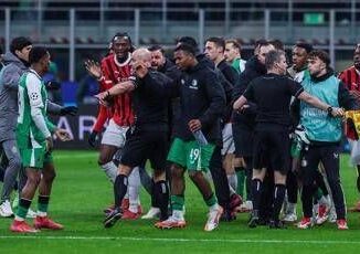 Milan Feyenoord scintille e rissa al fischio finale Video