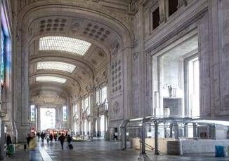 Milano uomo armato in stazione Centrale ricerche in corso