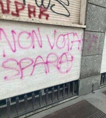 “Non votare, spara”, imbrattato ufficio milanese di Klaus Davi