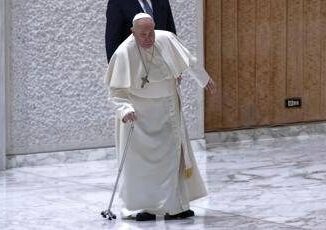 Papa Francesco le visite a sorpresa dal negozio di dischi alle case di Bruck e Bonino