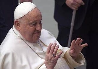 Papa Francesco ricoverato Ho ancora bisogno di cure per la mia bronchite