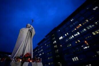 Papa, Vaticano: “In lieve miglioramento e senza febbre”