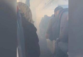 Paura a bordo di un volo Delta Air Lines: la cabina si riempie di fumo – Video