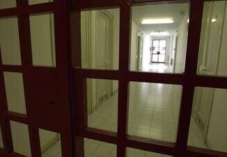 Prato ebbe un figlio con lallievo la donna deve restare in cella