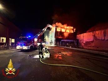 Reggio Emilia, incendio in stabilimento Inalca: “Chiudere le finestre”