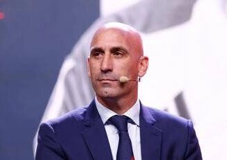 Rubiales condannato per il bacio a Hermoso maxi multa da 10mila euro