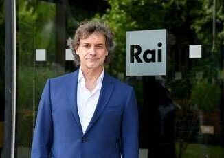 Sanremo 2025 Alberto Angela ospite alla finale gli studi in America i 3 figli e il rapimento