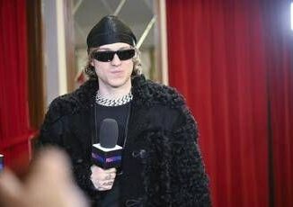 Sanremo 2025 Irama chi e il Festival in smart working i numerosi flirt e il significato dei tatuaggi