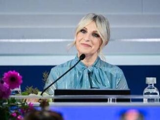 Sanremo 2025 Katia Follesa chi e la co conduttrice della terza serata del Festival