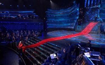 Sanremo 2025, Malgioglio tra super-velo e confessione: “Me la faccio sotto”