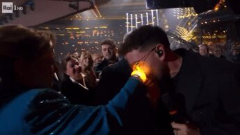 Sanremo 2025 Rocco Hunt canta per la mamma e commuove lAriston