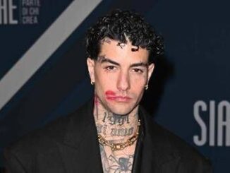 Sanremo 2025 Tony Effe e il caso collana divieto per prodotti riconoscibili