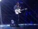 Sanremo 2025 effetto Travolta sulle scarpe di Bennato il nastro nero