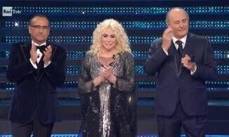 Sanremo 2025 il tributo a Frizzi Clerici e Scotti in lacrime