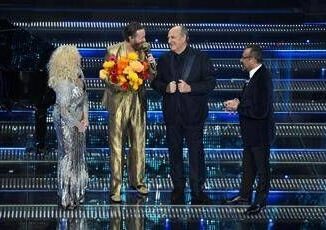 Sanremo 2025 indagine Socialcom Festival da record un milione di post per prima serata
