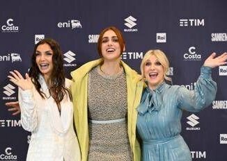 Sanremo 2025 la diretta della terza serata Leone Lamborghini e Follesa co conduttrici