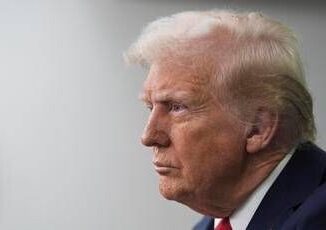 Trump firma ordine per vietare ad atlete transgender di competere con le donne
