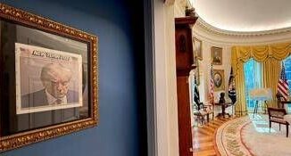 Trump incornicia la sua foto segnaletica e la espone alla Casa Bianca Video