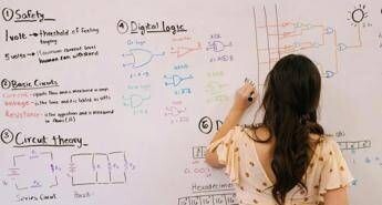 Università, al via ‘Amazon Women in Innovation’: borsa di studio per studentesse Stem