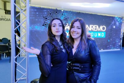 Da Cagliari a Roma, Isabella Spano in arte Bella: la musica come riscatto e identità 2 Bella e Ivana Pellicanò, autrice del brano "Cutre malacopa"