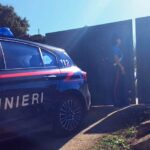 carabinieri all'esterno di un cancello