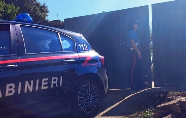 carabinieri all'esterno di un cancello
