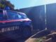 carabinieri all'esterno di un cancello