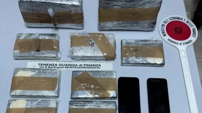 Sequestrati 4,5 kg di droga, arrestato corriere calabrese